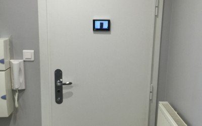 Découvrez l’installation d’une porte Picard EI 30 avec oeilleton numérique